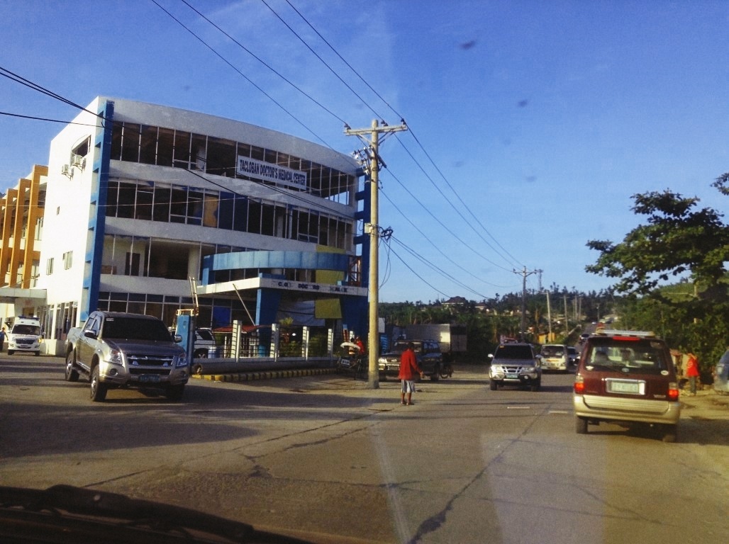 tacloban city Doctors building damage after typhoon yolanda