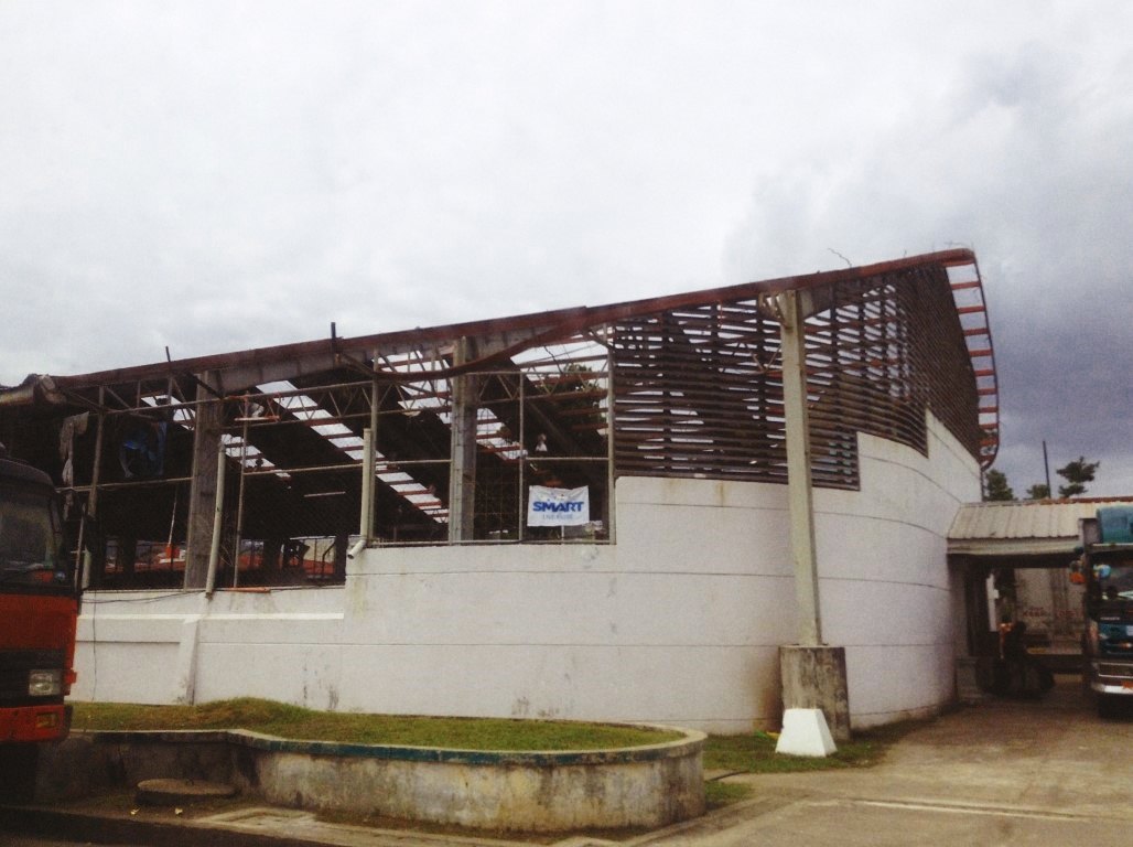 leyte provincial gym damage after typhoon yolanda aftermath